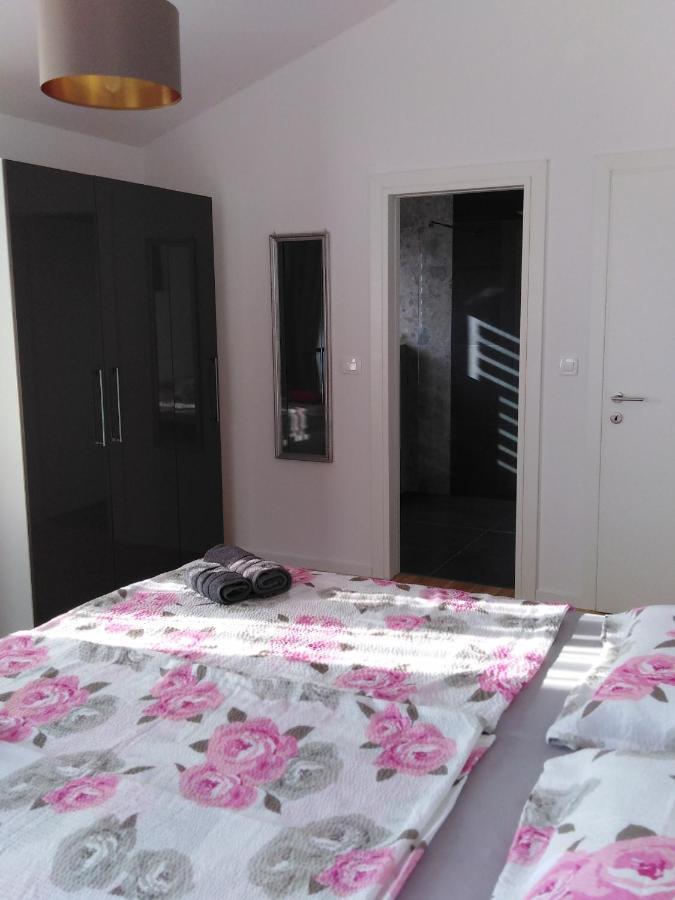 Vila Dubravka - Schoen Und Komfortabel Inmitten Von Olivenbaeumen Und Weinbergen Mit Whirlpool Valtura Esterno foto