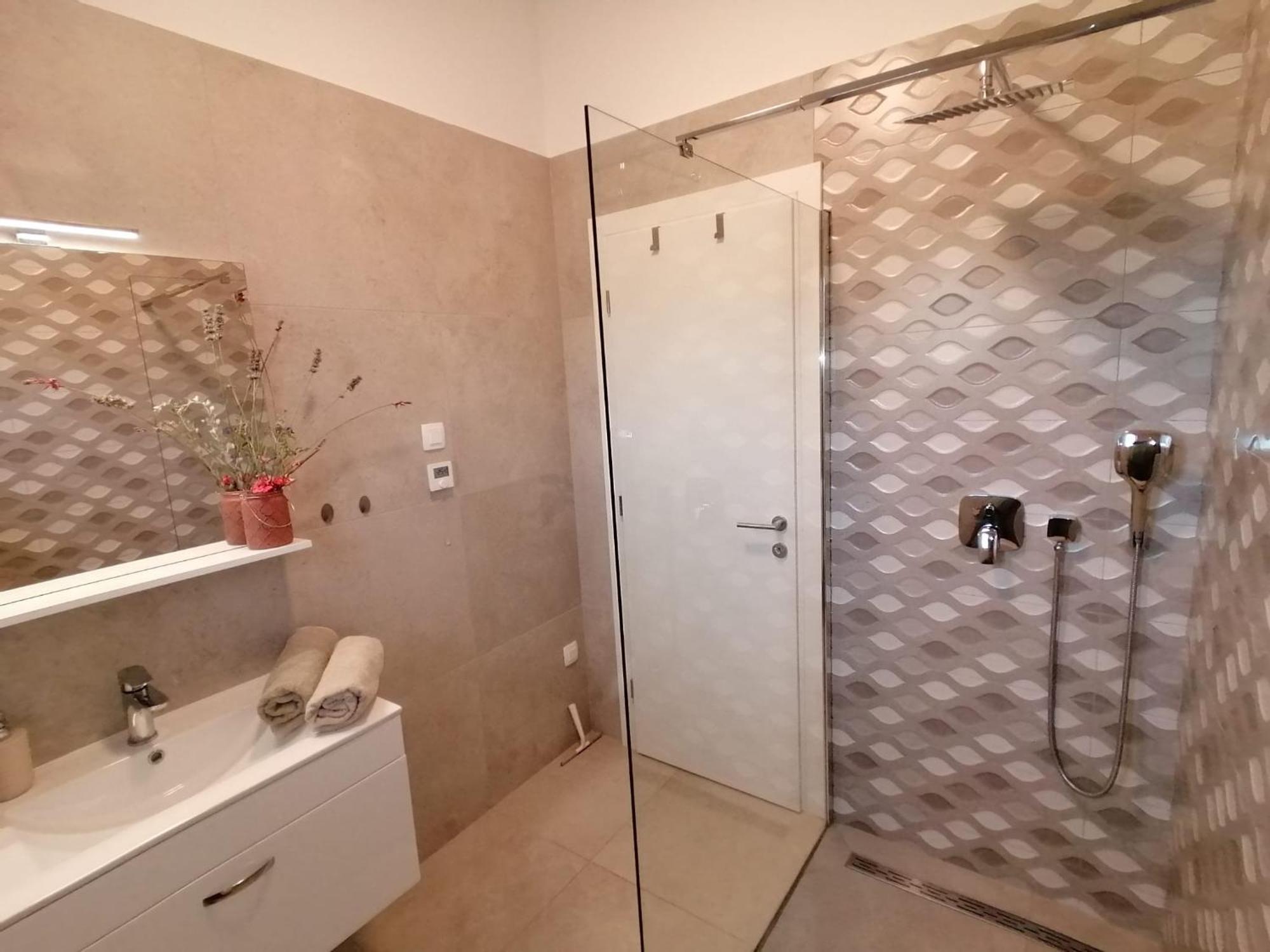 Vila Dubravka - Schoen Und Komfortabel Inmitten Von Olivenbaeumen Und Weinbergen Mit Whirlpool Valtura Esterno foto